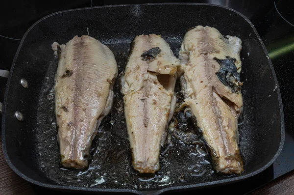 Cocinero Fríe Pescado Trucha Arco Iris Una Sartén —  Fotos de Stock