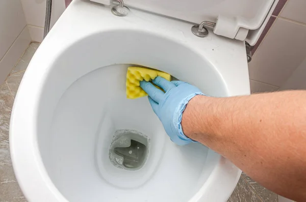 Gospodyni Myje Brudną Muszlę Klozetową Środkiem Czyszczącym Toalecie — Zdjęcie stockowe
