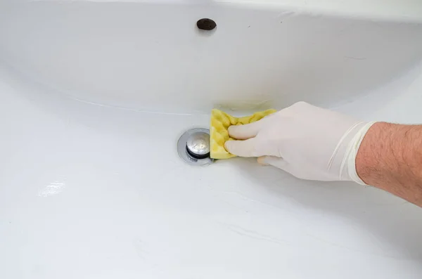 管家用清洁剂清洗洗脸盆和水龙头 — 图库照片
