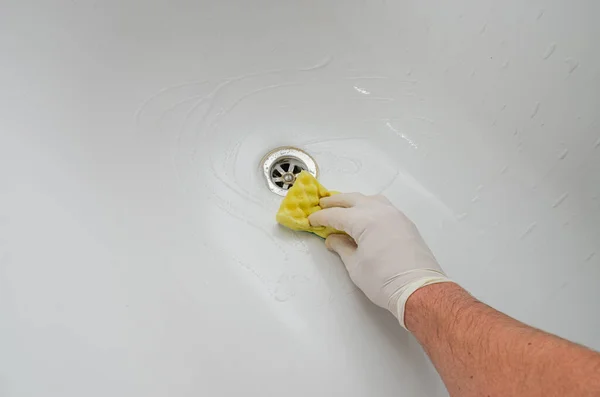管家在浴室里用家用化学品洗浴缸 — 图库照片