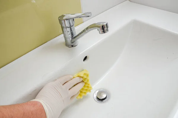 Husholderske Vask Håndvask Vandhane Med Rengøringsmiddel - Stock-foto