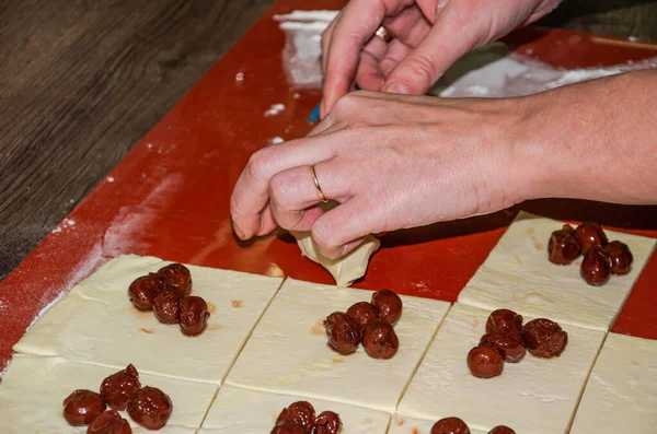 Tangan Koki Membungkus Ceri Dalam Adonan Sambil Menyiapkan Croissant Ceri — Stok Foto