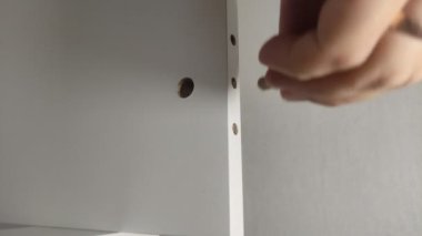 Mobilya ustası mobilya tabağına ahşap perdeler yerleştiriyor