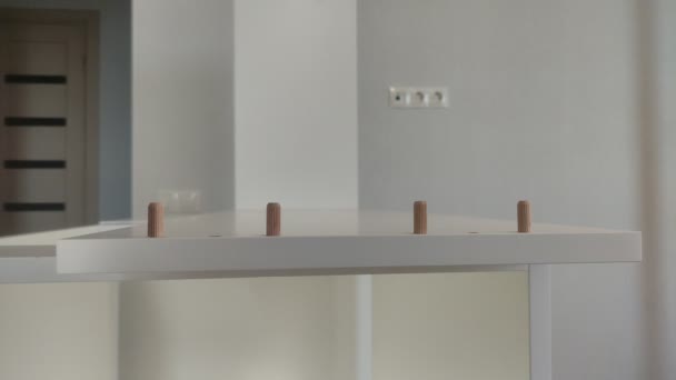 Master Möbler Maker Monterar Möbler Genom Att Ansluta Möbler Styrelser — Stockvideo