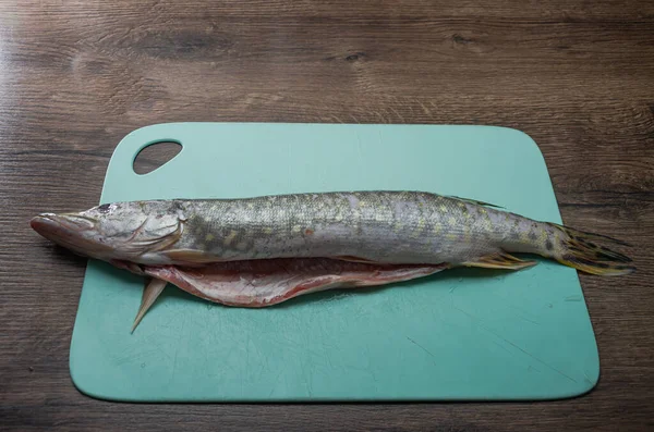Μάγειρας Κόβει Ωμό Ψάρι Ένα Ξύλο Κοπής Ένα Μαχαίρι — Φωτογραφία Αρχείου