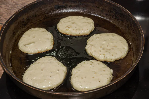 Koki Menggoreng Pancake Dalam Wajan — Stok Foto