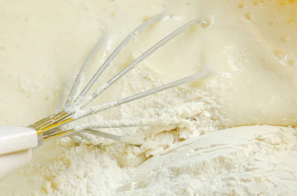요리사는 팬케이크 만들기 반죽에 위스키 가루를 로열티 프리 스톡 사진