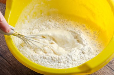 Aşçı hamur içinde çırpılmış hamur ile unu yener.