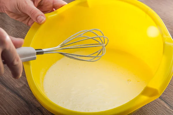 Koki Mengalahkan Tepung Dengan Kocokan Dalam Adonan Untuk Pancake — Stok Foto
