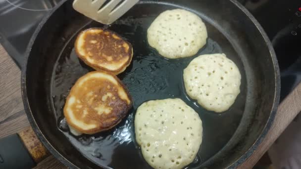 Koki Menggoreng Pancake Dalam Wajan — Stok Video