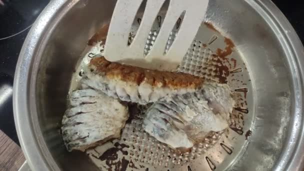 Cuoco Frigge Pesce Crociano Una Padella — Video Stock