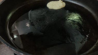 Aşçı tavada krep pişiriyor.