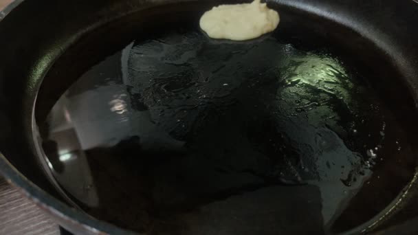 Koki Menggoreng Pancake Dalam Wajan — Stok Video