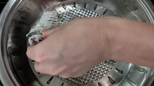 Cozinheiro Frita Peixe Crucian Uma Panela Ato Fritar — Vídeo de Stock