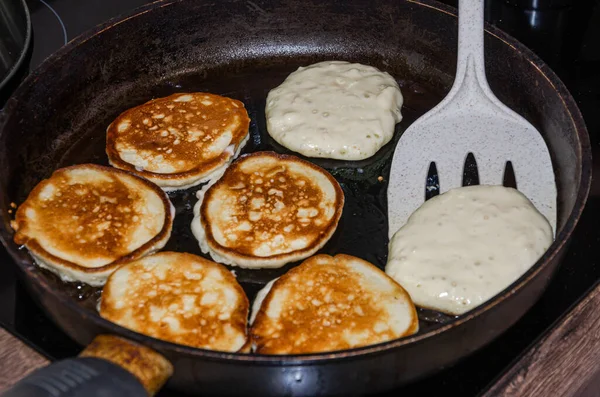 Cook Frying Pancakes Frying Pan — Stock Photo, Image
