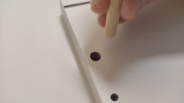 Mobilya ustası mobilyaları ahşap pervazlardaki mobilya tahtalarına katılarak birleştiriyor.