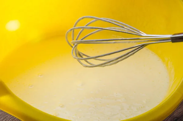 Koki Mengalahkan Tepung Dengan Kocokan Dalam Adonan Untuk Pancake — Stok Foto