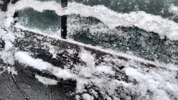 Χειμερινό Αυτοκίνητο Χιόνι Και Πάγο Μετά Από Παγωμένη Βροχή — Αρχείο Βίντεο