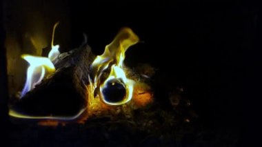 Şöminede odun ateşiyle yanıyor. Yavaş çekim