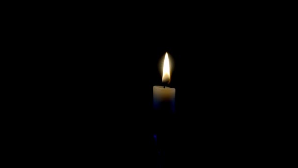 Свічка Горить Виходить Ізольовано Чорному Тлі — стокове відео