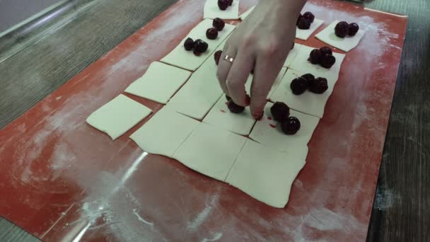 Cuisinier Enveloppe Les Cerises Dans Pâte Pour Les Biscuits — Video