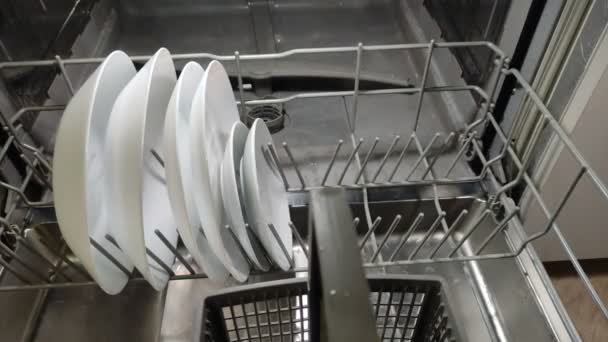 Ένας Άντρας Βγάζει Καθαρά Πιάτα Λευκά Πιάτα Από Πλυντήριο Πιάτων — Αρχείο Βίντεο