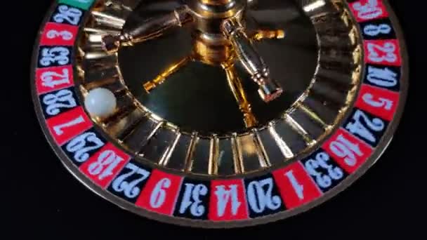 Τροχός Ρουλέτας Στο Καζίνο Γυρίζει Κόκκινες Νίκες — Αρχείο Βίντεο