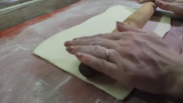 Der Koch Rollt Den Teig Mit Einem Nudelholz Aus — Stockvideo