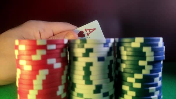 Poker Żetony Karty Dwoma Asami Przy Stole Pokerowym — Wideo stockowe