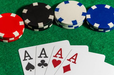 Kumarhanede poker fişleri üzerine dört as kart.