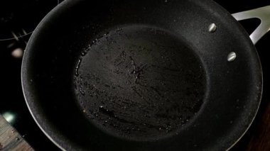 Aşçı tavada krep pişiriyor.