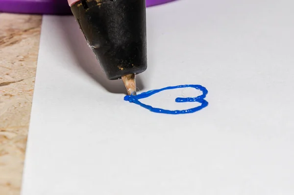 Ein Mensch Zeichnet Ein Herz Mit Einem Stift — Stockfoto