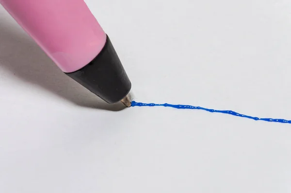 Mann Zieht Mit Stift Eine Linie — Stockfoto