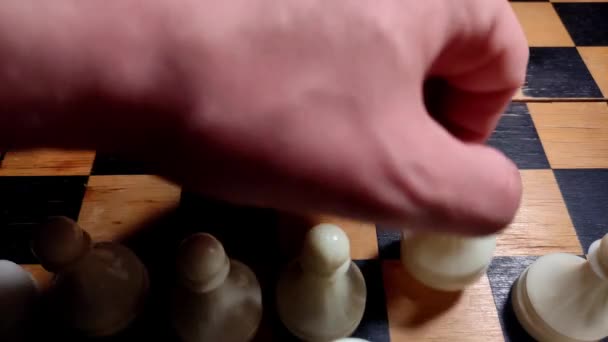 Άνθρωπος Που Παίζει Σκάκι Μια Σκακιέρα — Αρχείο Βίντεο