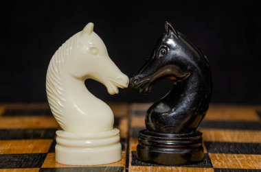 Satranç tahtasında satranç oynayan adam