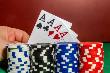 Kumarhanede poker fişleri üzerine dört as kart.