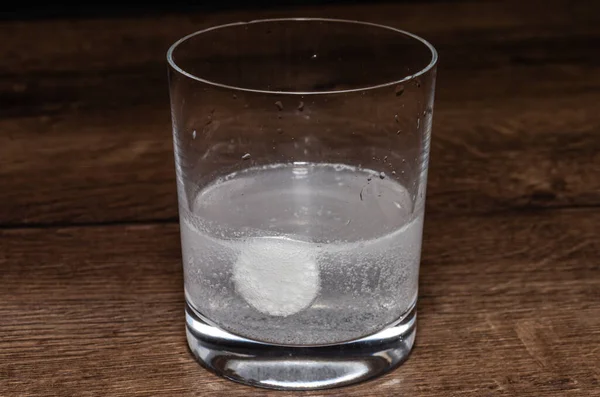 Hombre Pone Una Tableta Efervescente Vaso Que Disuelve Agua —  Fotos de Stock
