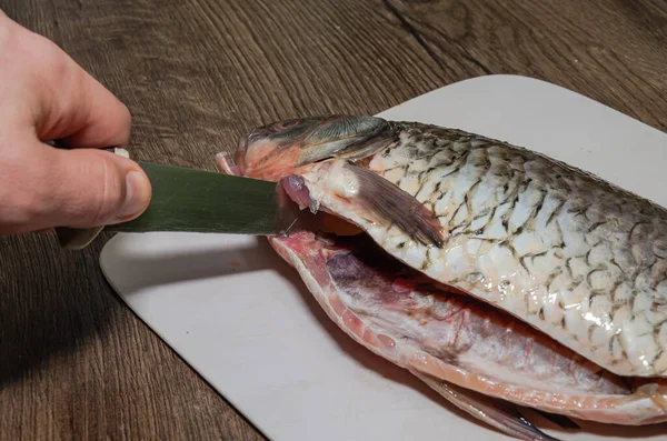 Μάγειρας Κόβει Ωμό Ψάρι Ένα Ξύλο Κοπής Μαχαίρι — Φωτογραφία Αρχείου