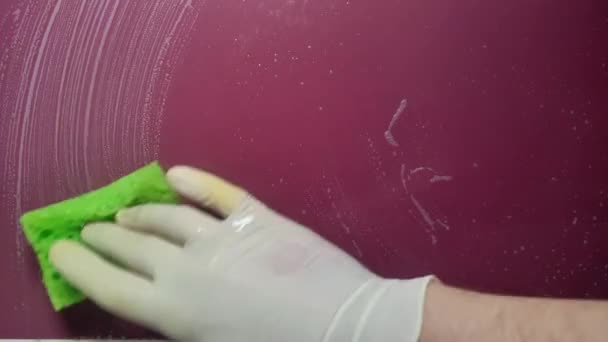 Una Governante Pulisce Una Piastrella Con Detergente Calcare Disegna Cuore — Video Stock