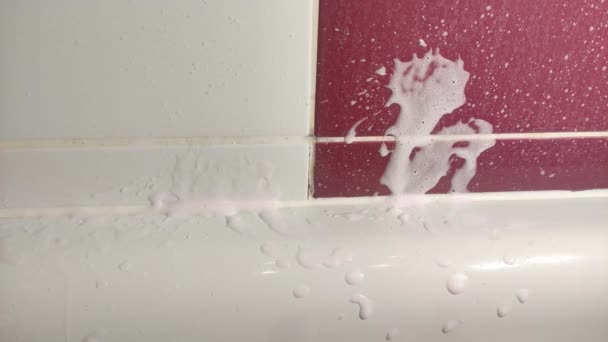 Haushälterin Reinigt Badezimmerfliesen Mit Kalkschuppenreiniger — Stockvideo