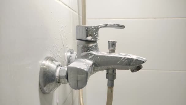 Torneira Banheiro Limpeza Governanta Com Limpador Escala Limão — Vídeo de Stock