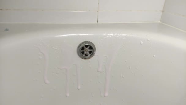 Huishoudster Wassen Badkuip Met Kalk Schaal Schoner Badkamer — Stockvideo