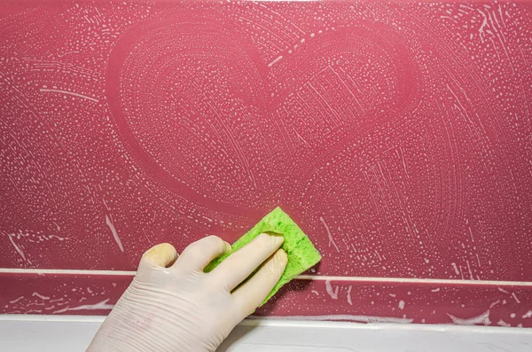 管家用大规模的清洁剂清洗瓷砖 并在瓷砖上画上一颗心 — 图库照片