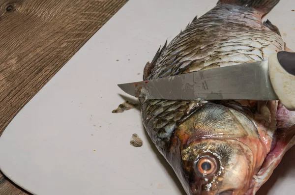 Kocken Skär Råa Crucian Fisk Skärbräda Med Kniv — Stockfoto