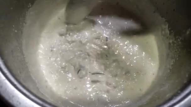 Chef Menyiapkan Krim Dan Saus Keju Biru — Stok Video