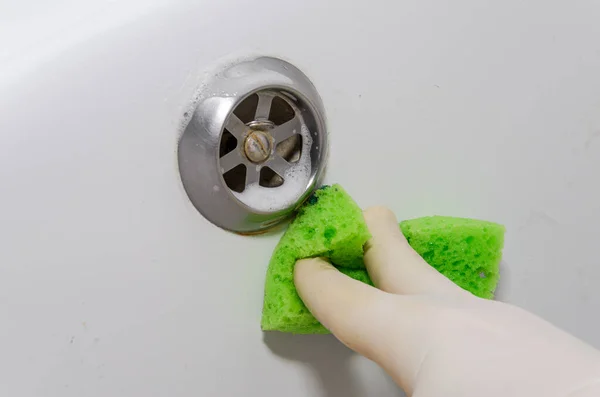 浴室の石灰スケールの洗剤と家政婦の洗濯バスタブ — ストック写真