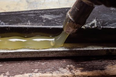 Yapıştırıcı tabancasıyla parçaları yapıştırırken makro pozlar.