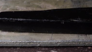 Yapıştırıcı tabancasıyla parçaları yapıştırırken makro pozlar.