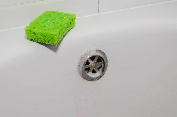 Hushållerskan Tvättar Badkar Med Kalk Skala Renare Badrummet — Stockfoto