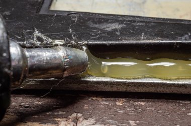 Yapıştırıcı tabancasıyla parçaları yapıştırırken makro pozlar.